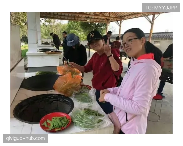 李冰洁训练完顺手拎走三块金牌，回家当锅盖用？