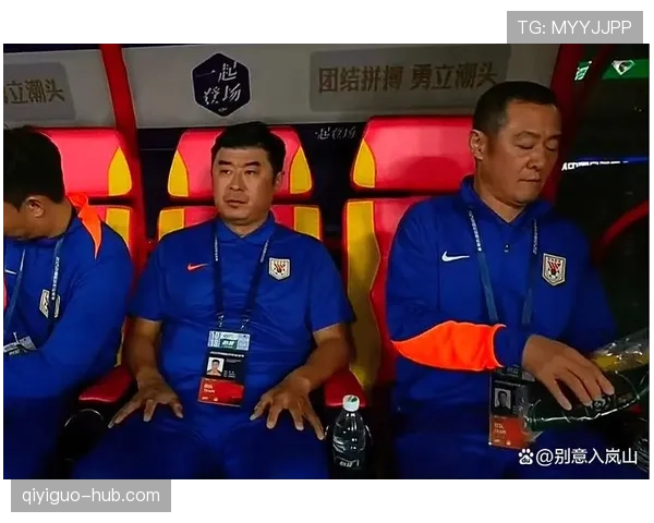 一名球员被罚下场后，替补席的入场规则是怎样的？