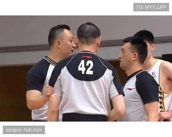 篮球比赛中脚踢球违例的准确规则解析与判罚依据