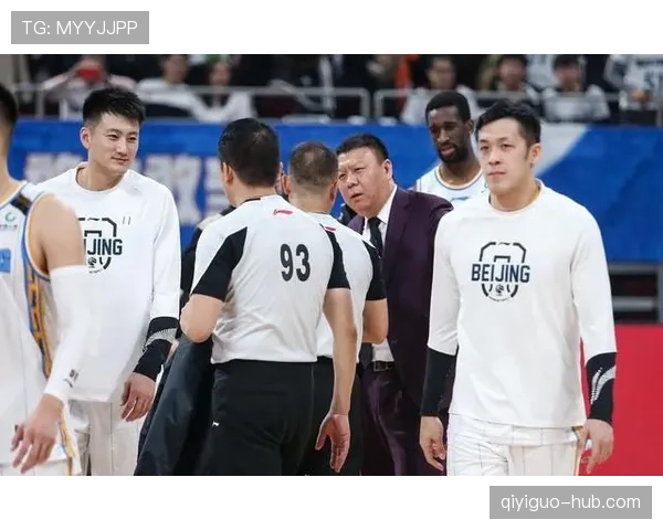篮球裁判手势全解析：看懂这几种手势，秒懂场上判罚